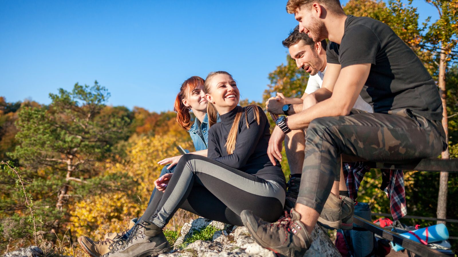 Eine Wandergruppe rastet gemeinsam am Weg