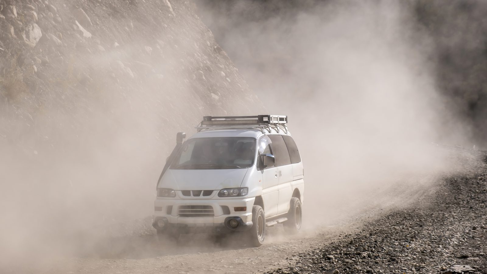 Ein Minibus auf einer kurvigen Bergstraße