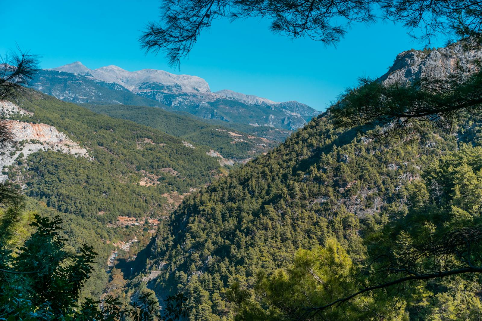 Ein Bergtal öffnet sich unterhalb des Weges